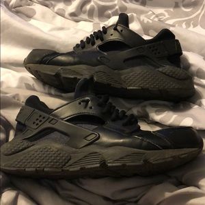 Nike huaraches🔴bundle with white ones!